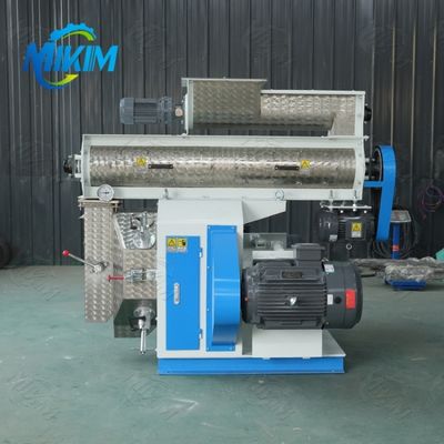 Pequeña pelotilla de la alimentación de las aves de corral del pienso que hace la máquina de alto rendimiento