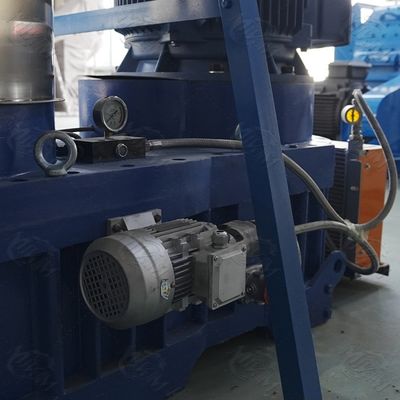 Pelotilla de madera de madera de combustible del serrín del OEM que hace la máquina 100-4000kg/H con el motor diesel